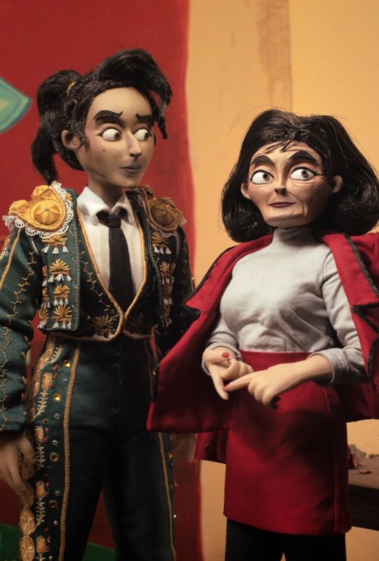 Women Wearing Shoulder Pads (18)