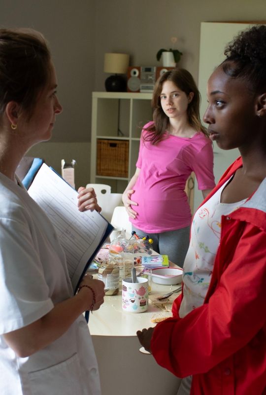 Young Mothers (12A)